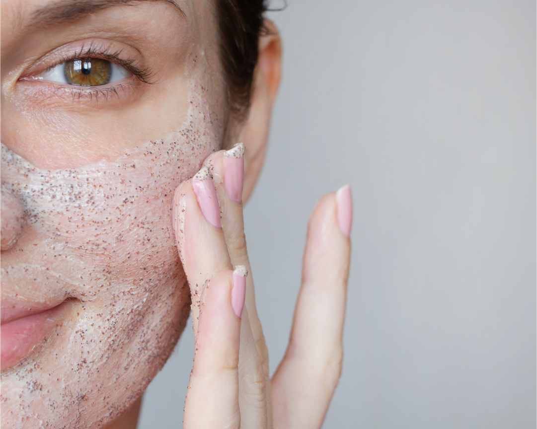 Come esfoliare la pelle: la guida di cui avevi bisogno | Royal Beauty