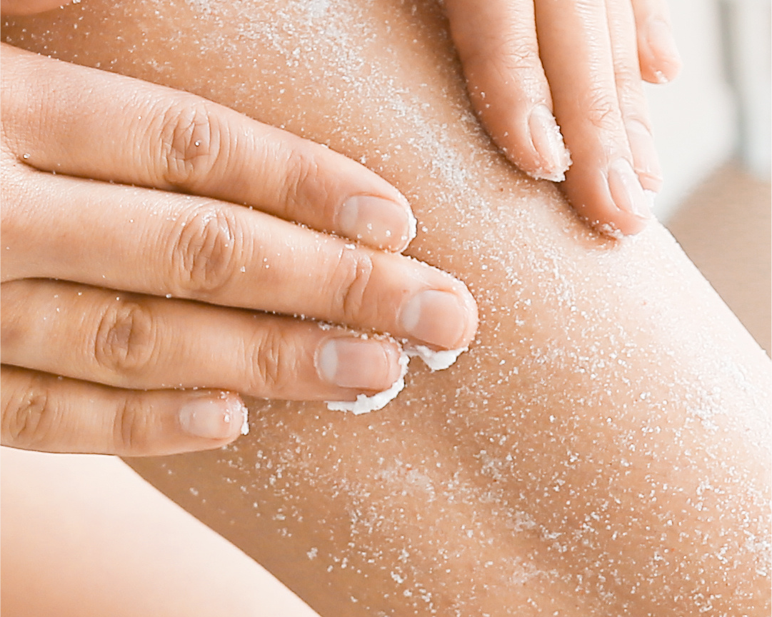 Scrub corpo: meglio prima o dopo la doccia? | Royal Beauty
