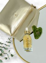 Pochette con siero perle oro e gua sha